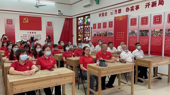 喜迎二十大 永遠跟黨走 奮進新征程——白云山潘高壽職能二支部黨員、團委與王老吉藥業(yè)第四黨支部、團委學習共建1.jpg